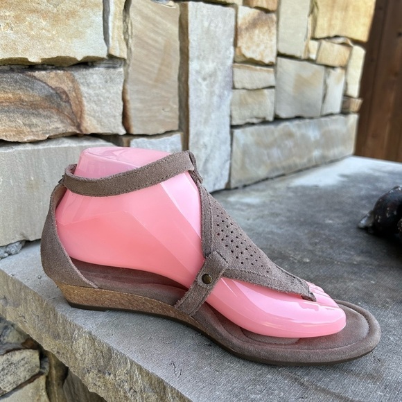 Koolaburra by Ugg Briona wedge sandal in taupe perforated suede Sz-7.5. J - Picture 3 of 11